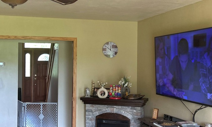 Oconomowoc Casa | Looking for a large home with acres during RNC? Great trails and backyard