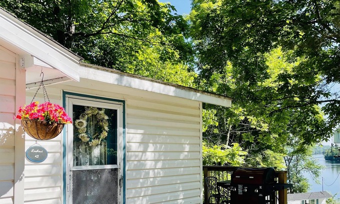 Leeds and the Thousand Islands Cabina | Lookout 2 Cabin on Charleston Lake