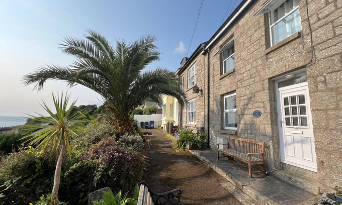 Newlyn Cabaña | LOOKOUT COTTAGE, pet friendly, country holiday cottage in Newlyn