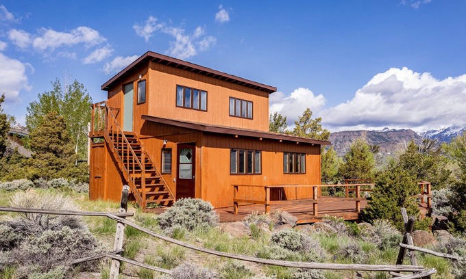 Wapiti Cabina | Loren's Lookout- pet friendly, on the way to Yellowstone National Park