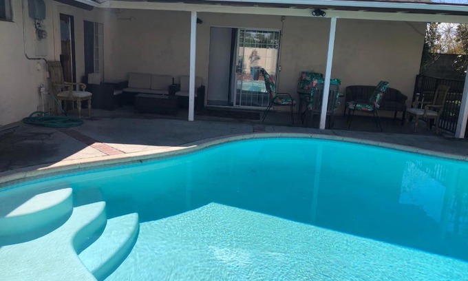 Granada Hills North Casa | Los Angeles 6 bedrooms 3 bathrooms pool