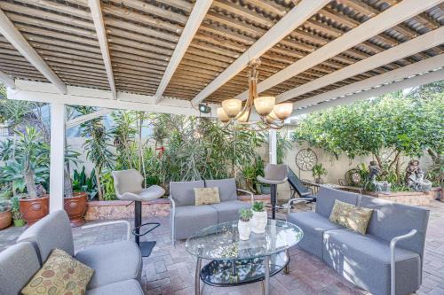 Los Angeles Apartamento | Los Angeles Apartment with Patio, 4 Mi to Downtown!