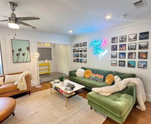 Wilshire Casa | Los Angeles charming big house, king bed, parking, EV