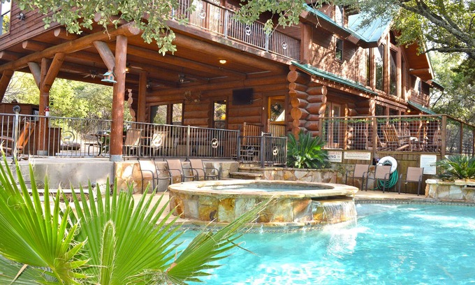 Marble Falls Cabina | Hogar de troncos aislados: duerme 24- 5 acres de piscina privada / instalaciones de jacuzzi-resort
