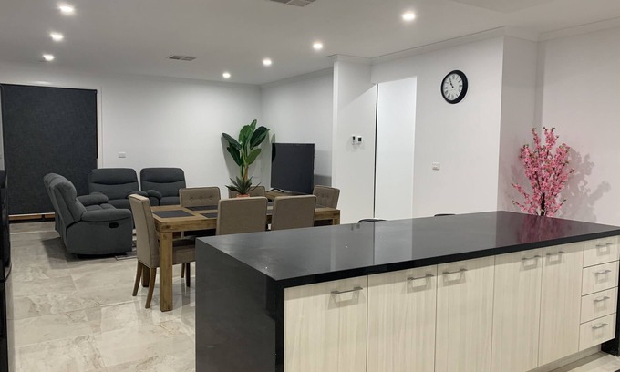 Mickleham Casa | LOTUS VILLA FREE WI-FI - CLOSE TO THE AIRPORT