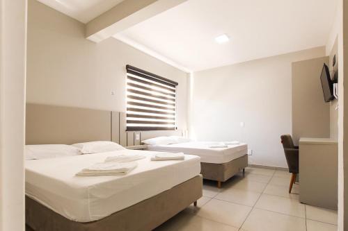 Guarapuava Apartamento | Lou Suítes - Suíte 03 com 2 camas de casal - Conforto para sua Família
