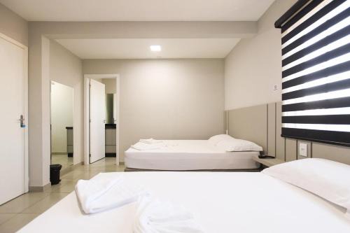 Guarapuava Apartamento | Lou Suítes - Suíte 9 com 2 camas de casal - total confort