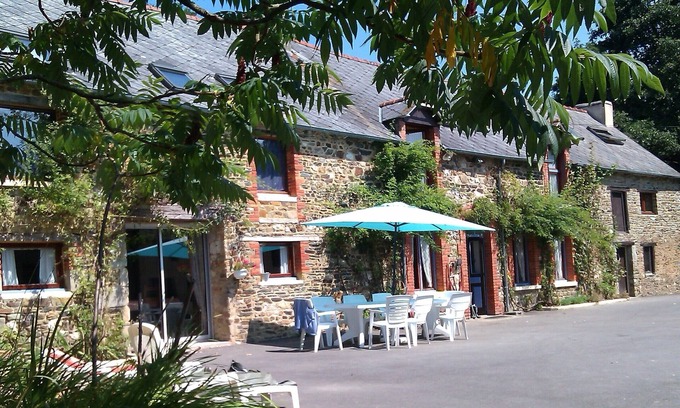 Saint-Malo-des-Trois-Fontaines Casa | Loue Maison de Vacances Familiale - 5 Chambres, 14 Couchages, Mohon