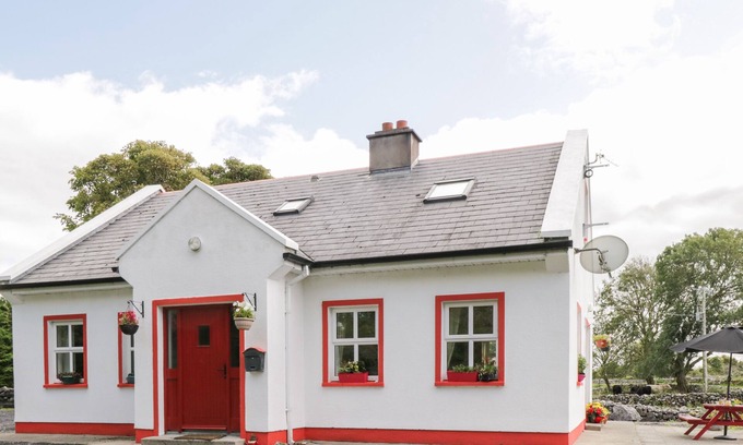 Neale Cabaña | LOUGH MASK ROAD FISHING COTTAGE in Ballinrobe, County Mayo