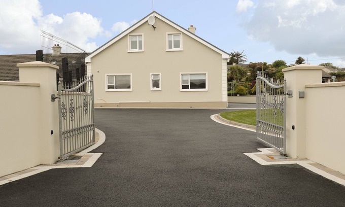 Loughanure Casa | LOUGHANURE LAKE VIEW, pet friendly in Loughanure, County Donegal