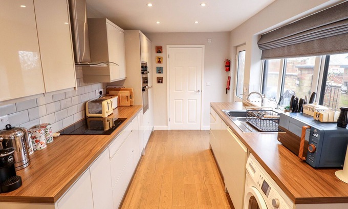 Lincoln Casa | LOVE LANE VILLA, pet friendly, with hot tub in Lincoln