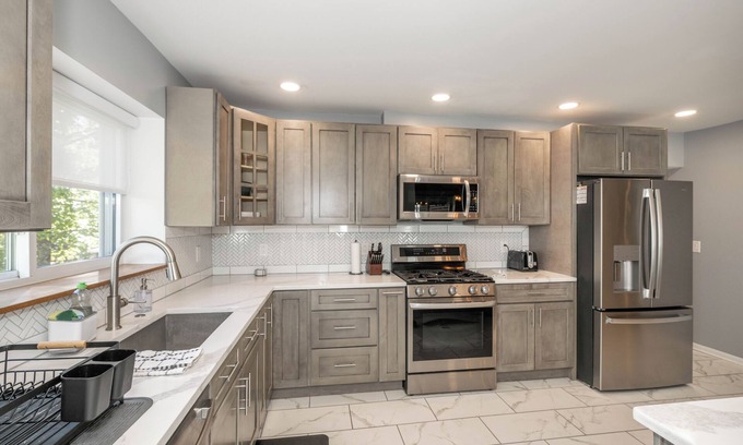 Silverton Casa | Love ‘n Life Haven – Spacious and Serene 5 BDR, Short Drive to Shopping & Dining