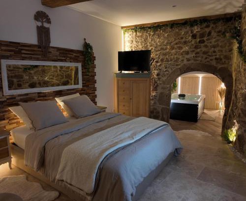 Grezieu-la-Varenne Apartamento | Love room chambre romantique avec Jacuzzi