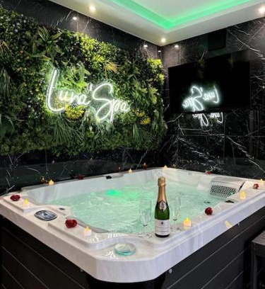 Saint-Ouen-l'Aumone Apartamento | Love Room, Luna Spa