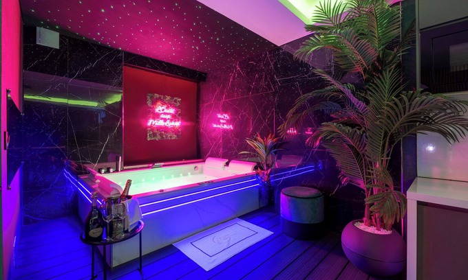 Le Busca Apartamento | Love room Toulouse (luxury suite, private spa, massage seats...)
