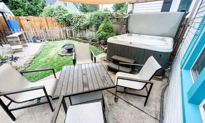 Port Clinton Cabaña | Love Shack Private Hot tub steps to Jet/Town