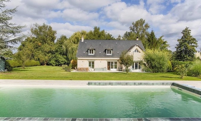 Saint-Etienne-la-Thillaye Casa | Lovely spacious villa with sauna pool and garden