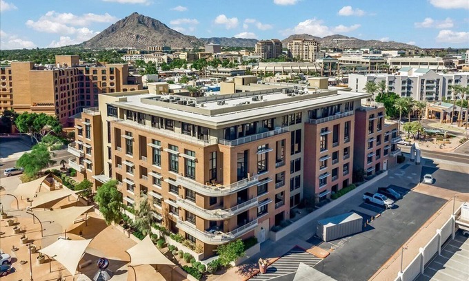 Civic Center Mall Condominio | Lovely 1 Bedroom Condo with Office in the Heart of Old Town!