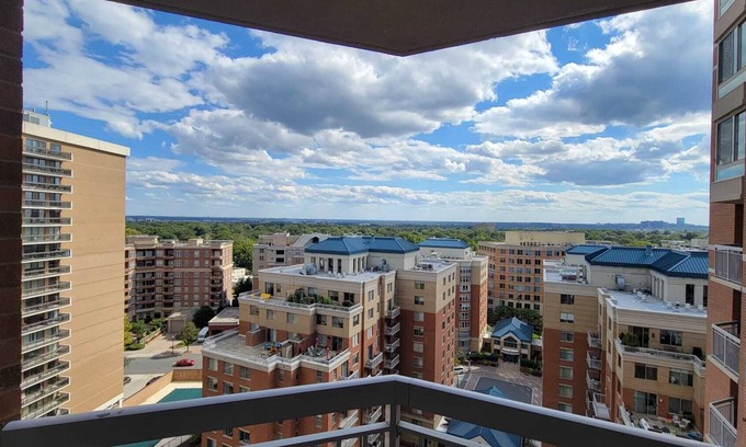 Ballston Condominio | Lovely 1-Bedroom Condo with Pool and City View