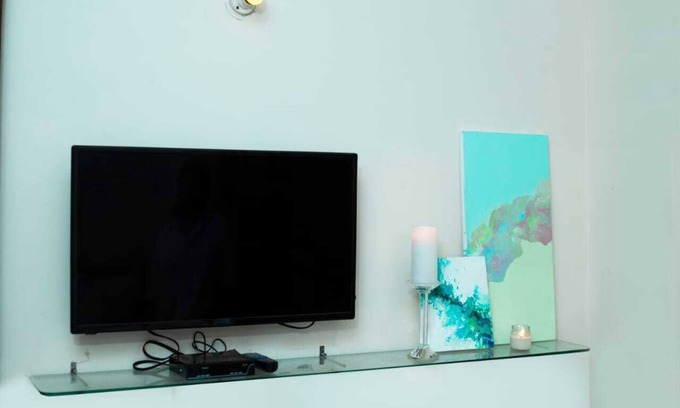 Delhi Apartamento | Lovely 1 Bedroom serviced Apartment with covered parking