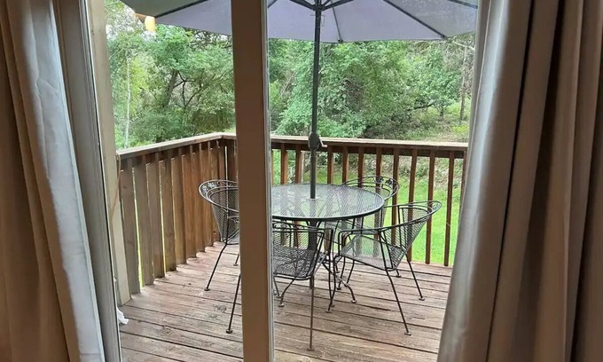Scenic View West Apartamento | Lovely 2/2 Nature Lodge near Downtown with Firepit