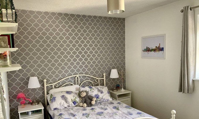 Leeds Casa | Lovely 2-Bed House in Bramley with Field View