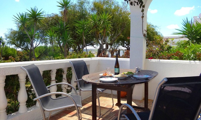 Meia Praia Villa | Lovely 2-bedroom apartment just a few metres from the beach