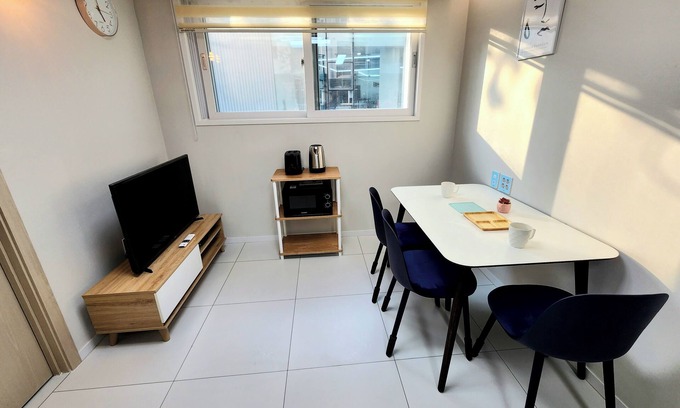 Ahyeon-dong Apartamento | Lovely 2-bedroom apartment with AC near Han river and Hongdae