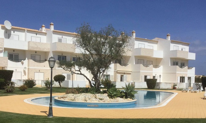 Alvor Apartamento | Precioso apartamento de 2 dormitorios en Alvor con piscina compartida cerca de la ciudad y la playa