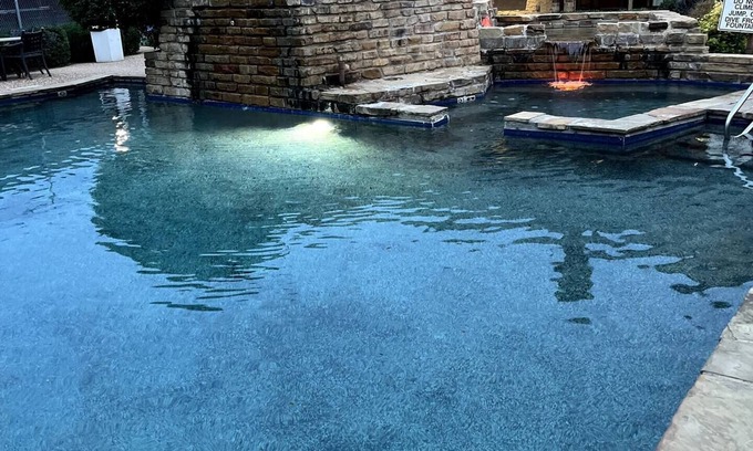 North Arlington Condominio | Lovely 2-Bedroom Condo with Pool and Jacuzzi