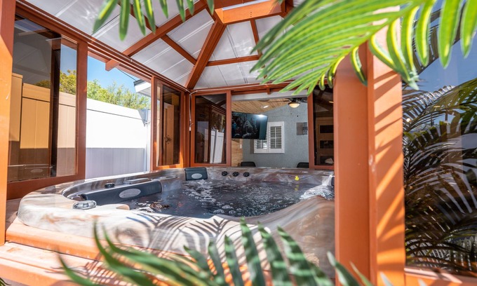 Tampa Apartamento | Lovely 2-bedroom loft with hot tub.