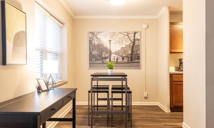 Country Club Plaza Area Apartamento | Lovely 2 Bedroom on the Plaza