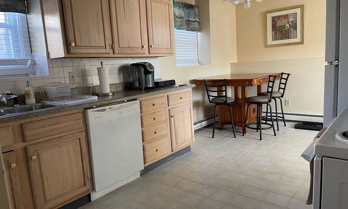 Cranston Apartamento | Lovely 2-bedroom rental unit w/ free parking