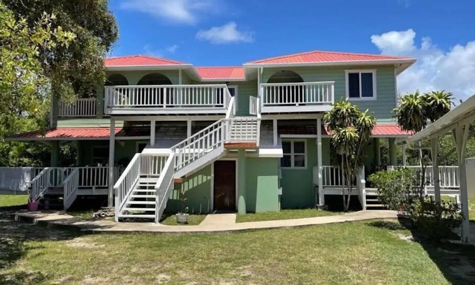 Placencia Apartamento | Lovely 2 bedroom unit, lagoon side with beach view