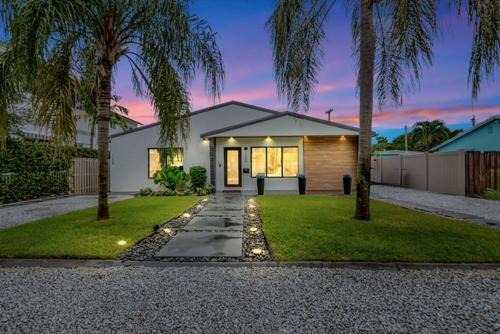 Lake Ridge Casa | Lovely 2BR 2BA Modern Flat with Vibrant Backyard