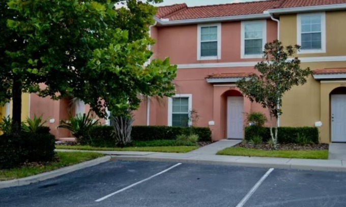 Sunset Lakes Casa | Lovely 3-bedroom, 3-bath townhome in Kissimmee with pools, fitness room & more