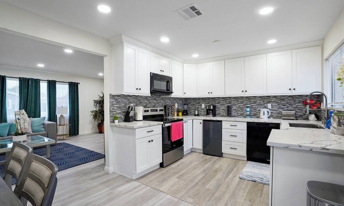 Cypress Apartamento | Lovely 3-bedroom apartment within 15 minutes of Disneyland/Central OC