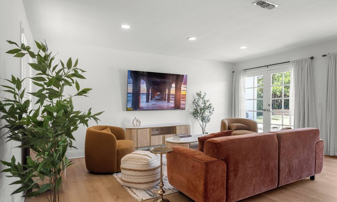 West Hills Casa | Lovely 3-bedroom house with AC in Canoga Park