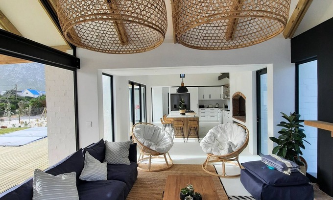 Pringle Bay Casa | Lovely 3 bedroom house within 5 minute walk from the beach