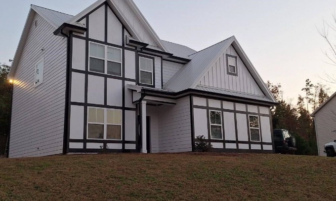 Newnan Casa | Lovely 4-bedroom/3 bathroom house in Newnan with AC, WiFi.