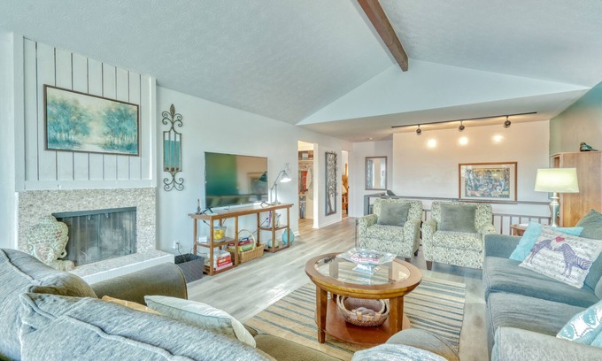 East Irondequoit Casa | Lovely 4 bedroom house, wooded lot with Bay views. Quiet, conveniently located.