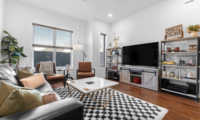 Hillsboro West End Casa | Lovely 4-bedroom townhome with Rooftop! Mins from DT!