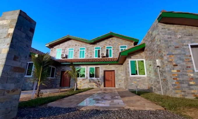 Prampram Complejo | Lovely 6 bedroom house with a private swimming pool.