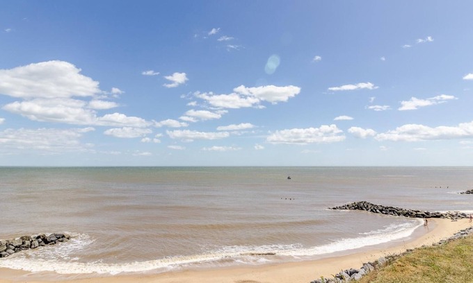 Hopton on Sea Casa | Lovely 8 berth caravan at Hopton Holiday Park to hire in Norfolk ref 80017L