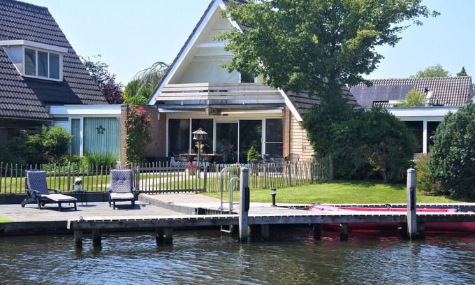 Uitwellingerga Villa | Hermosa y acogedora casa de vacaciones situada en el agua en Frisia