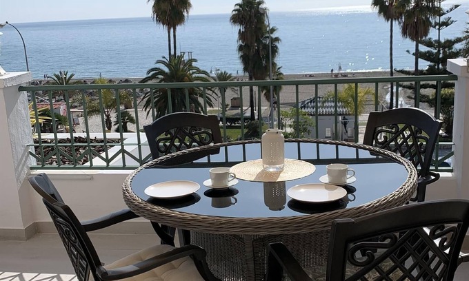 Nerja Apartamento | 'Precioso apartamento en la playa' con vistas al mar, Wi-Fi, A/C, balcón y terraza