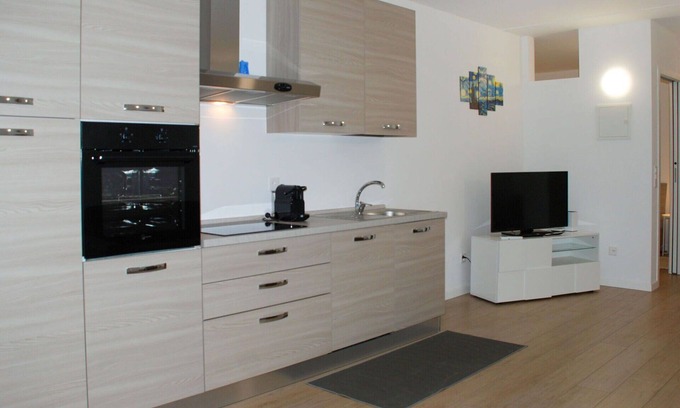 Bigogno Apartamento | Hermoso apartamento para 4 personas con A/C, WIFI, piscina, TV, vista panorámica y aparcamiento