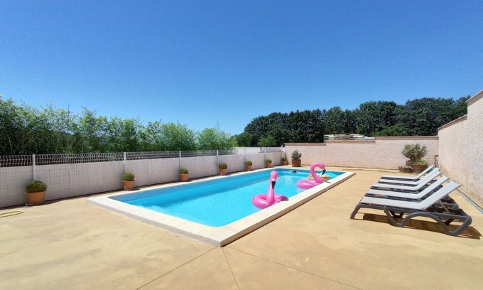 Valreas Apartamento | Acogedor apartamento para 5 personas con WIFI, piscina privada, A/C, TV, balcón y aparcamiento