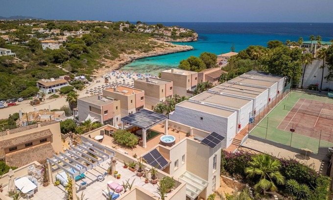 Cala Romantica Apartamento | Acogedor apartamento con piscina, bañera de hidromasaje, A/C, TV, terraza y aparcamiento