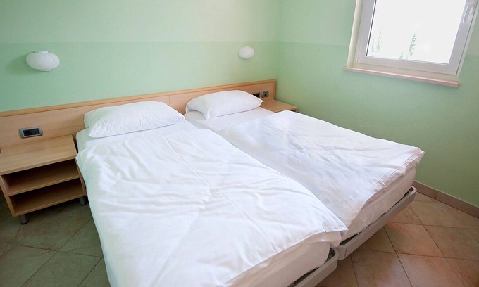 Strunjan Apartamento | Bonito apartamento con A/C, piscina, TV, balcón, mascotas permitida y aparcamiento